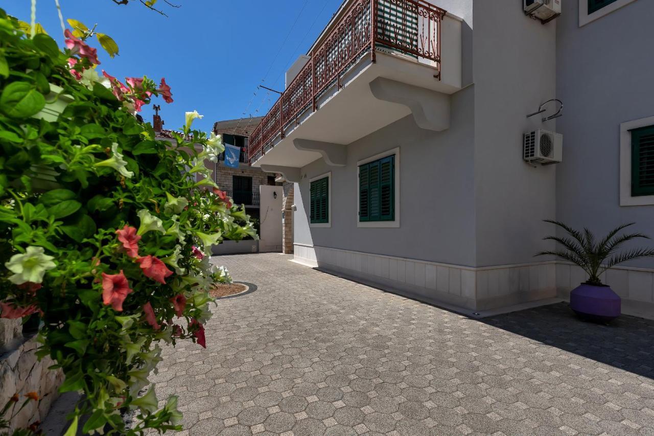 Apartments Carmen Makarska Exterior foto