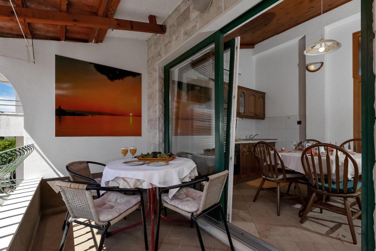 Apartments Carmen Makarska Exterior foto
