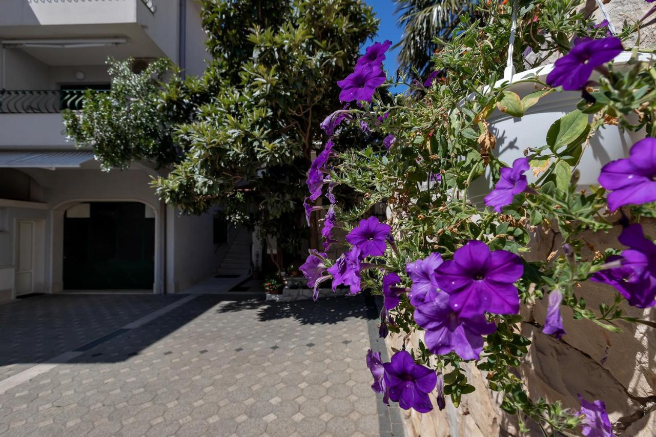Apartments Carmen Makarska Exterior foto